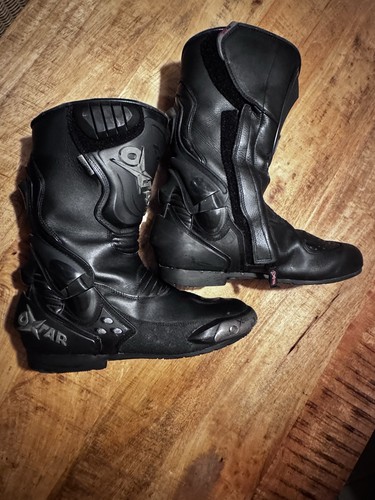 Gepflegte motorradstiefel - gepflegte,
